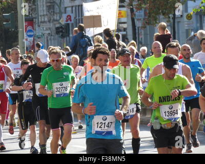 Maratona BMW di Berlino 2015: Corridori internazionali, folle di tifosi, porta di Brandeburgo e vivace atmosfera cittadina durante l'iconico evento sportivo Foto Stock