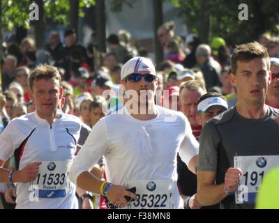 Maratona BMW di Berlino 2015: Corridori internazionali, folle di tifosi, porta di Brandeburgo e vivace atmosfera cittadina durante l'iconico evento sportivo Foto Stock