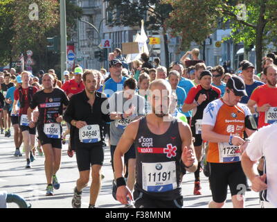 Maratona BMW di Berlino 2015: Corridori internazionali, folle di tifosi, porta di Brandeburgo e vivace atmosfera cittadina durante l'iconico evento sportivo Foto Stock