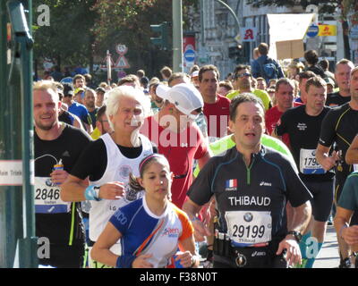 Maratona BMW di Berlino 2015: Corridori internazionali, folle di tifosi, porta di Brandeburgo e vivace atmosfera cittadina durante l'iconico evento sportivo Foto Stock