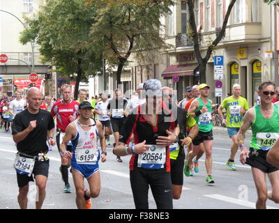 Maratona BMW di Berlino 2015: Corridori internazionali, folle di tifosi, porta di Brandeburgo e vivace atmosfera cittadina durante l'iconico evento sportivo Foto Stock