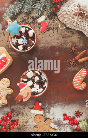 Cioccolata calda con marshmallows e gingerbread cookie in una impostazione di Natale. In stile vintage con uno spazio vuoto Foto Stock