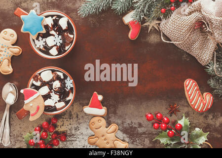 Cioccolata calda con marshmallows e gingerbread cookie in una impostazione di Natale. Decorazione di festa. In stile vintage con vuoto spa Foto Stock