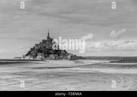 Mont St Michel visto dalla Causeway in bianco e nero. Foto Stock