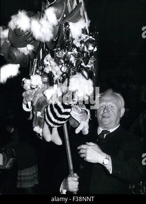 1977 - ''Oktoberfest'' 1977 a Monaco di Baviera'': il centro di attrazione per giovani e vecchi, e anche per la personalità di spicco, è in questi giorni il ''Oktoberfest'' a Monaco di Baviera, che durerà fino al 2 ottobre. Inoltre Gert Frobe (George Froebe) l'attore che è diventato famoso in tutto il mondo come ''Goldfinger'' (007-film), ha visitato il più grande festival pubblico del mondo -- e solo per divertimento ha cercato se stesso come un venditore per negozio di souvenir. Naturalmente la prominente uomo trovato un grande mercato per i cuori dei cioccolatini, il tipico bavarese cappelli, i piccoli animali di prodotti tessili e altri souvenir. (Credito Immagine: © K Foto Stock