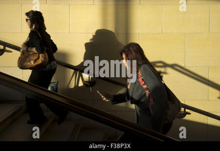 Los Angeles, California, USA. 1 Ott 2015. La mattina presto pendolari fanno la loro strada attraverso la Union Station a Los Angeles, la California il giovedì 01 ottobre 2015.RODOLFO DE LUNA © Rodolfo De Luna/Prensa Internacional/ZUMA filo/Alamy Live News Foto Stock