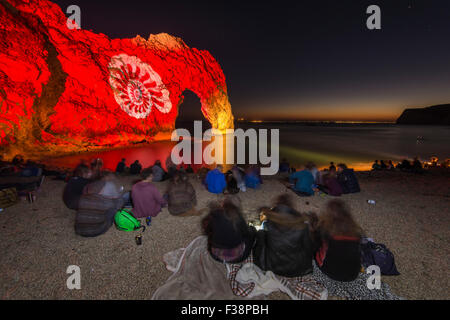 Jurassic Coast, Dorset, Regno Unito. 1 Ottobre, 2015. Durdle sulla porta del Dorset Jurassic Coast, un sito Patrimonio Mondiale dell'UNESCO, nelle vicinanze Lulworth, Regno Unito, è illuminato come parte dell Anno Internazionale della luce, la notte di luce del patrimonio il 1 ottobre 2015. Il visualizzatore delle luci è stato progettato da Michael Grubb studio basato a Bournemouth e sorvegliato da una grande folla dalla spiaggia e cliff tops. Foto Stock