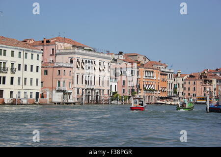 Le barche si spostano lungo un canale di Venezia Italia Foto Stock