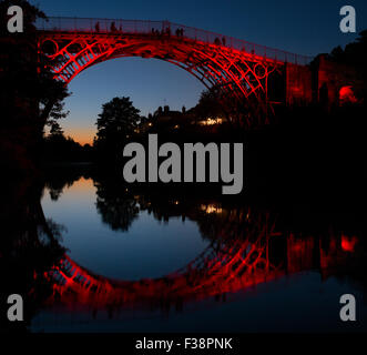 Ironbridge, Shropshire, Regno Unito. 1 Ottobre, 2015. Il ponte di ferro si riflette nel fiume Severn mentre illuminati come parte della notte di luce del patrimonio. Si tratta di una celebrazione nazionale organizzato dalla Società di Luce e illuminazione, che include illuminando una stringa di UNECO siti del patrimonio mondiale. Credito: John Hayward/Alamy Live News Foto Stock