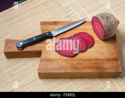 Salame vegan, scherzando fette di barbabietola rossa Foto Stock