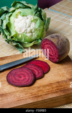 Salame vegan, scherzando fette di barbabietola rossa Foto Stock