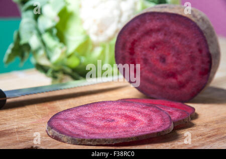 Salame vegan, scherzando fette di barbabietola rossa Foto Stock