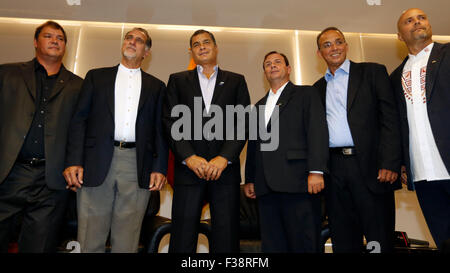 Quito, Ecuador. 1 Ott 2015. Ecuador il presidente Rafael Correa (3 L) pone con i membri del gruppo denominato " cinque ", Raul Labanino (1L), Rene Gonzalez (2 L), Fernando Gonzalez (3R), Antonio Guerrero (seconda R) e Gerardo Hernandez durante il loro incontro presso il Ministero dello Sport a Quito, Ecuador, il 1 ottobre, 2015. Secondo la stampa locale, " i cinque' visitato in Ecuador per incontrarsi con il Presidente ecuadoriano Rafael Correa e partecipare al Secondo Incontro Latinoamericano progressiva. © Santiago Armas/Xinhua/Alamy Live News Foto Stock