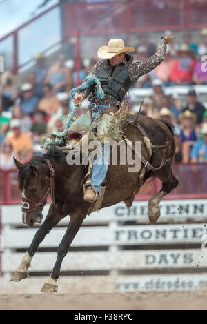 Una sella pilota bronc pende su a strappi bronco allo Cheyenne Frontier Days rodeo di frontiera Arena Parco Luglio 24, 2015 in Cheyenne Wyoming. Giorni di frontiera celebra le tradizioni del cowboy del west con un rodeo, parata e fiera. Foto Stock