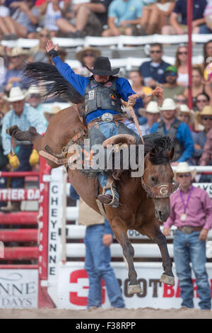 Una sella pilota bronc pende su a strappi bronco allo Cheyenne Frontier Days rodeo di frontiera Arena Parco Luglio 24, 2015 in Cheyenne Wyoming. Giorni di frontiera celebra le tradizioni del cowboy del west con un rodeo, parata e fiera. Foto Stock