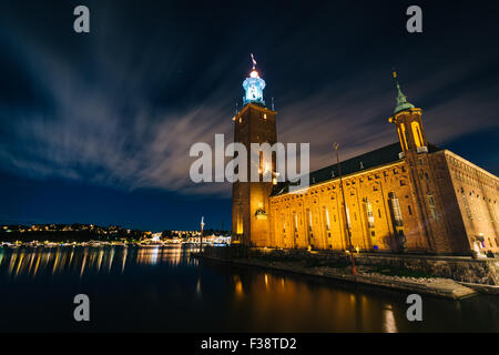 Municipio di Stoccolma di notte, in Kungsholmen, Stoccolma, Svezia. Foto Stock