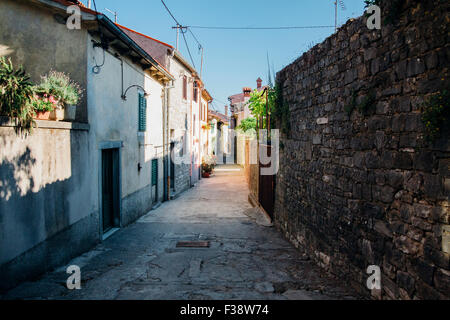 Viale nella città vecchia di Labin Foto Stock