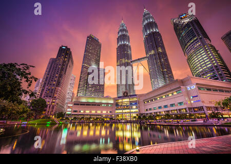 Kuala Lumpur in Malesia al Parco KLCC e torri Petronas. Foto Stock