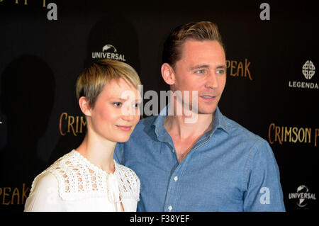 Mia Wasikowska e Tom Hiddleston al Photocall del film CRIMSON PEAK presso il Regent Hotel a Berlino al 30 settembre 2015. Foto Stock