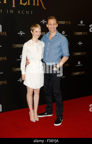 Mia Wasikowska e Tom Hiddleston al Photocall del film CRIMSON PEAK presso il Regent Hotel a Berlino al 30 settembre 2015. Foto Stock