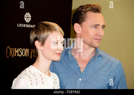 Mia Wasikowska e Tom Hiddleston al Photocall del film CRIMSON PEAK presso il Regent Hotel a Berlino al 30 settembre 2015. Foto Stock