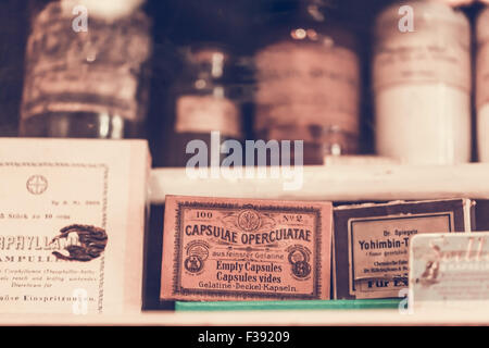 Vintage farmaci in piccoli flaconi su un ripiano Foto Stock