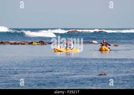 In barca a vela con la famiglia su un kayak in mare. Foto Stock