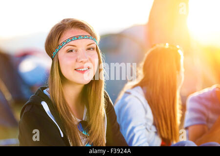 Bella ragazzi ad un festival estivo Foto Stock