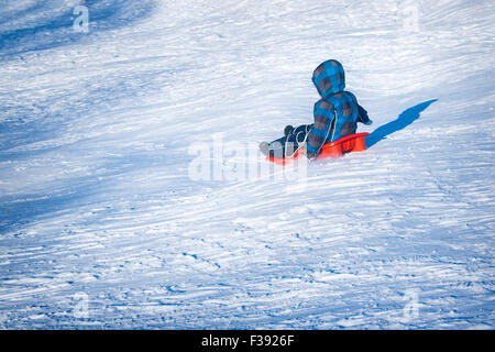 Ragazzo sulla slitta Foto Stock