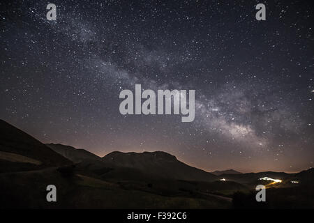 Via Lattea sopra Castelluccio di Norcia Parco Nazionale dei Monti Sibillini, Umbria, Italia Foto Stock