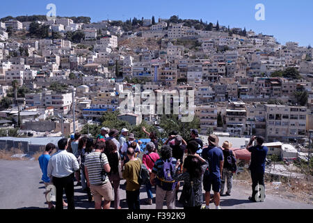 Attivisti di sinistra israeliani e sostenitori del movimento Peace Now visitano il quartiere palestinese di Silwan, situato sulle pendici appena a sud delle mura della città vecchia Gerusalemme est Israele Foto Stock