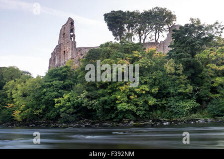 Fiume Tees, Barnard Castle, Teesdale, nella contea di Durham. Venerdì 2 ottobre 2015, UK Meteo. I primi segni di autunno appaiono sugli alberi al di sotto della città castello. In generale è stato un avviamento a freddo al giorno per l'Inghilterra settentrionale con alcune parti vivendo un gelo. Le temperature sono attesi come recuperare la mattina progredisce e si aspetta di essere un'altra bella giornata autunnale. Credito: David Forster/Alamy Live News Foto Stock