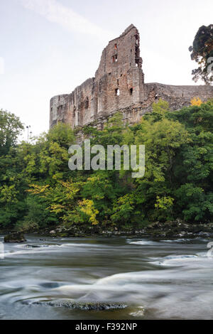 Fiume Tees, Barnard Castle, Teesdale, nella contea di Durham. Venerdì 2 ottobre 2015, UK Meteo. I primi segni di autunno appaiono sugli alberi al di sotto della città castello. In generale è stato un avviamento a freddo al giorno per l'Inghilterra settentrionale con alcune parti vivendo un gelo. Le temperature sono attesi come recuperare la mattina progredisce e si aspetta di essere un'altra bella giornata autunnale. Credito: David Forster/Alamy Live News Foto Stock