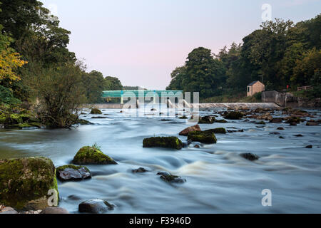 Fiume Tees, Barnard Castle, Teesdale, nella contea di Durham. Venerdì 2 ottobre 2015, UK Meteo. Era una fredda per iniziare la giornata per l'Inghilterra settentrionale con alcune parti vivendo un gelo. Sul Fiume Tees l'aria fredda ha causato la nebbia a salire dal fiume sottostante Deepdale Acquedotto (conosciuto localmente come il ponte di argento), tuttavia come il giorno progredisce temperature sono attesi a salire e che sarà un altro fine giornata autunnale. Credito: David Forster/Alamy Live News Foto Stock