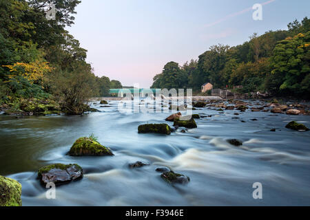 Fiume Tees, Barnard Castle, Teesdale, nella contea di Durham. Venerdì 2 ottobre 2015, UK Meteo. Era una fredda per iniziare la giornata per l'Inghilterra settentrionale con alcune parti vivendo un gelo. Sul Fiume Tees l'aria fredda ha causato la nebbia a salire dal fiume sottostante Deepdale Acquedotto (conosciuto localmente come il ponte di argento), tuttavia come il giorno progredisce temperature sono attesi a salire e che sarà un altro fine giornata autunnale. Credito: David Forster/Alamy Live News Foto Stock