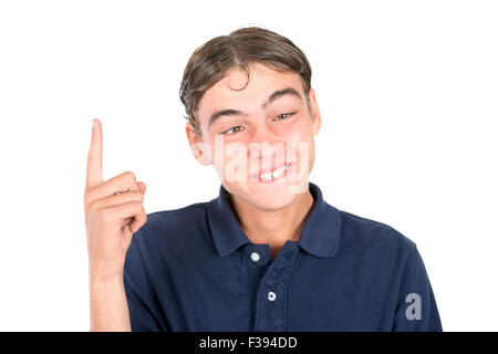 Adolescente nerd ragazzo che si affaccia isolata in bianco Foto Stock