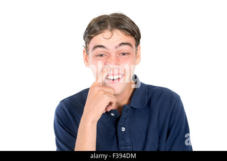 Adolescente nerd ragazzo che si affaccia isolata in bianco Foto Stock