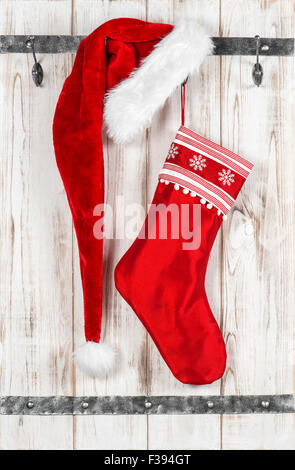 Rosso di Santa Claus hat e calza per regali. In stile vintage decorazione di Natale Foto Stock