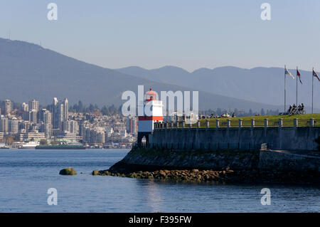 Brockton Point Lighthouse e seawall in Stanley Park, Vancouver, BC, Canada Foto Stock