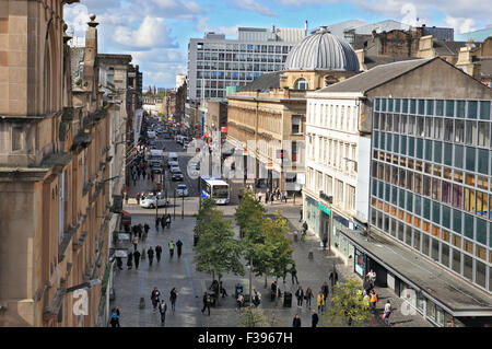 Vista guardando verso ovest lungo Sauchiehall Street, Glasgow che mostra un mix di architetture da Victoria edifici di strutture moderne. Foto Stock
