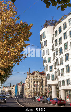 Praga La Casa danzante progettato da Frank Gehry, Autunno di Praga, Repubblica Ceca, Europa Foto Stock