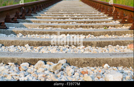 Dettaglio di una vecchia ferrovia prese da angolo inferiore e ghiaia bianca Foto Stock