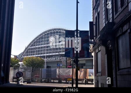 Manchester, Regno Unito. Il 2 ottobre, 2015. Un anello di acciaio protegge Manchester Central, la sede per il 2015 Congresso del Partito conservatore, che inizia il 4 ottobre. Congresso del Partito conservatore di Manchester, UK Credit: Giovanni friggitrice/Alamy Live News Foto Stock