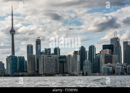 Un piccolo aeroplano vola sopra i grattacieli e la torre della televisione di vecchi Toronto. Vista dall'Algonquin isola, Canada Foto Stock