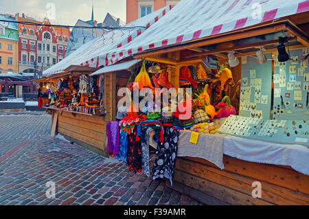 Mercatino di Natale in stallo in piazza Duomo nella Città Vecchia di Riga (Lettonia) con grazioso negozio di souvenir esposti per la vendita Foto Stock