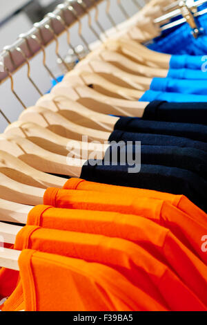Magliette sulle staffe Foto Stock