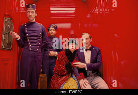 Il GRAND HOTEL DI BUDAPEST 2014 Fox Searchlight film con Ralph Fiennes a destra con Tilda Swinton Foto Stock