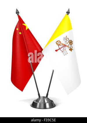 La Cina e la Città del Vaticano - Bandiere in miniatura isolati su sfondo bianco. Foto Stock