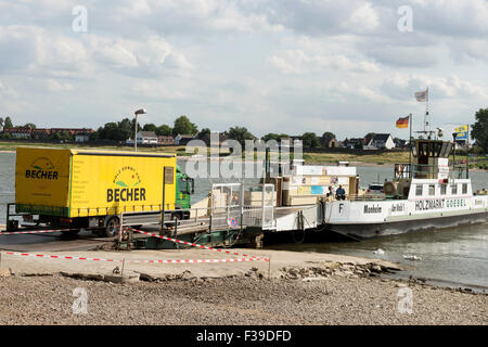 A Monheim Cologne-Langel di trasporto passeggeri e di traghetto sul fiume Reno Germania, Hitdorf, Germania. Foto Stock