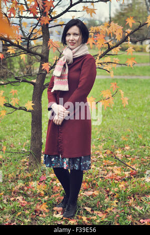 Sorridente metà donna adulta ritratto autunno Foto Stock